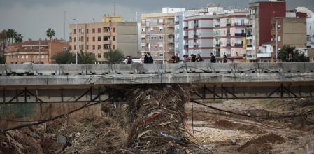 El puente de Paiporta que cruza el barranco del Poyo, en los primeros días del pasado mes de diciembre tras el paso de la dana&nbsp;