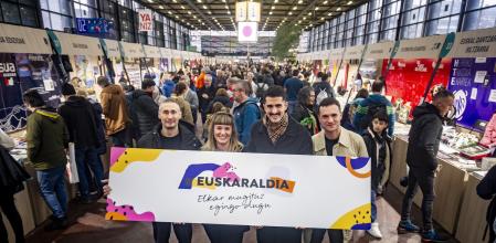 Miembros del grupo Bulego se suman a la iniciativa Euskaraldia, de formento del uso del euskera.&nbsp;