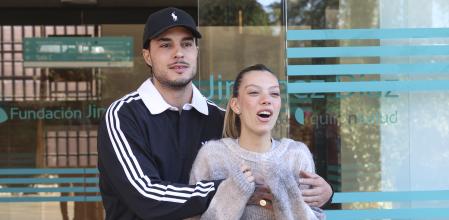 Carlo Costanzia y Alejandra Rubio a las puertas del hospital tras dar a luz a su primer hijo