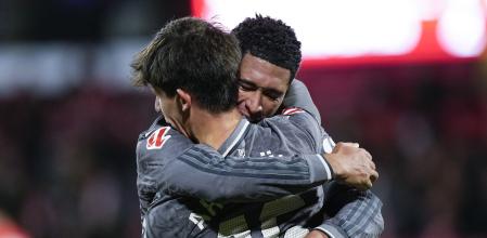 GIRONA, 07/12/2024.- El centrocampista turco del Real Madrid Arda Guler celebra con Jude Bellingham su gol, segundo del equipo blanco, durante el partido de la jornada 19 de LaLiga que Girona FC y Real Madrid disputan este sábado en el estadio Montilivi, en Girona. EFE/Siu Wu