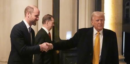 El Príncipe de Gales saluda al presidente electo de Estados Unidos, Donald Trump, en la residencia de los embajadores del Reino Unido en París, Francia, antes de su reunión.