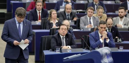 Strasbourg (France), 13/12/2023.- Former Catalan regional premier Carles Puigdemont attends a debate on 'Review of the Spanish Presidency of the Council' at the European Parliament in Strasbourg, France, 13 December 2023. (Francia, Estrasburgo) EFE/EPA/RONALD WITTEK ESTRASBURGO, 20/12/2023.- El expresidente catalán y eurodiputado de JxCat, Carles Puigdemont, pasa junto al presidente del Gobierno, Pedro Sánchez, y el ministro de Exteriores, José Manuel Albares, antes de tomar la palabra en el debate sobre la 'Revisión de la Presidencia española del Consejo' celebrado el pasado 13 de diciembre en el Parlamento Europeo en Estrasburgo. EFE/ Ronald Wittek