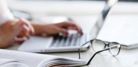 Tomar la decisión de cursar un máster online o presencial es fundamental para superarlo con éxito.