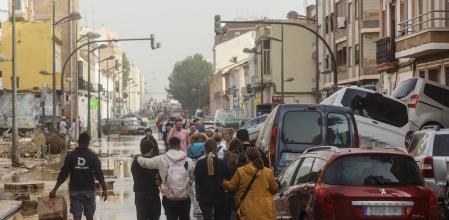 Varias personas junto a coches destrozados tras el paso de la DANA por el barrio de La Torre de Valencia, a 30 de octubre de 2024, en Valencia, Comunidad Valenciana (España). La Comunitat Valenciana ha registrado la gota fría 