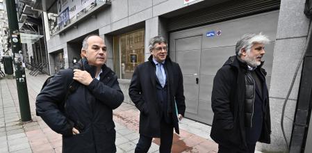 El vicepresidente de Junts, Jordi Turull, el presidente de Junts, Carles Puigdemont, y el presidente del grupo parlamentario de Junts en el Parlament de Catalunya, Albert Batet,  durante la reunión de la Ejecutiva permanente de Junts, en el Press Club Brussels Europe, a 9 de diciembre de 2024, en Bruselas (Bélgica). Junts se ha reunido para realizar un balance sobre el cumplimiento del acuerdo alcanzado entre la formación y el PSOE para la investidura de Sánchez como presidente del Gobierno, un año después de su firma el pasado 9 de noviembre de 2023. Además, el encuentro se produce en plena negociación de los Presupuestos Generales del Estado, sobre los cuales Junts ha advertido al PSOE que no aprobarán si no se ejecutan los del 2024.