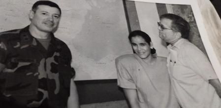 El general de EEUU, Marc Cisneros; Lisette del Carmen Carrasco de ACAN-EFE, y Eloy Aguilar, director de AP para México, Centroamérica y Panamá, en una imagen tomada por un militar estadounidense, después de la Navidad de 1989.