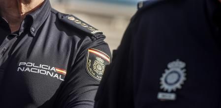 Un uniforme de un Agente de la Policía Nacional durante la incorporación de 21 vehículos uniformados tipo SUV, modelo Ford Kuga Híbrido, en la Explanada Antonio Ferrandis del Paseo de Neptuno, a 2 de noviembre de 2023, en Valencia, Comunidad Valenciana (España). Hoy se han presentado los nuevos 21 coches semieléctricos que patrullarán las calles de Valencia. Forman parte de una partida de 334 Ford Kuga H, alquilados en un contrato licitado por 14,7 millones de euros y que ha ganado el grupo BMW.