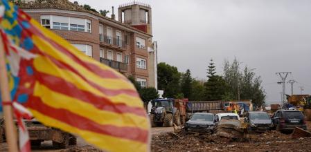 Estragos ocasionados por la DANA, a 13 de noviembre de 2024, en Catarroja,  Valencia, Comunidad Valenciana (España). El pasado 29 de octubre una DANA asoló la provincia de Valencia. La peor gota fría del país en el siglo se salda con 215 víctimas mortales y se contabilizan 23 desaparecidos. Mientras la población intenta recuperarse de la tragedia, la Agencia Estatal de Meteorología (Aemet) ha activado una nueva alerta naranja por la llegada de una nueva DANA que llegará a partir de esta tarde-noche a Valencia y podría dejar precipitaciones ‘’muy fuertes y persistentes’’. Aunque en esta ocasión la alerta es naranja y no roja, son muchos los municipios que han tomado medidas preventivas como la suspensión de las clases o la instalación de sacos de arena como medida de prevención contra los desbordamientos de ríos.