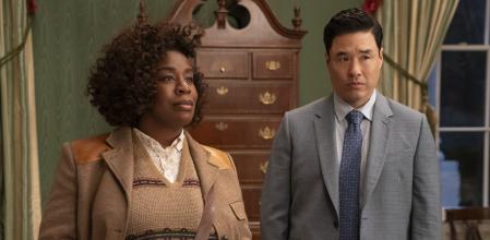Uzo Aduba con Randall Park en la primera imagen de 'La Residencia' ('The Residence')