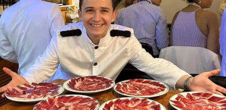 Emilio, camarero del Bar Cañete, con un surtido de jamón.