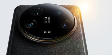 Su lente principal sobresale del chasis