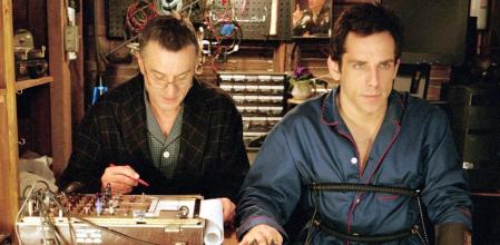 Robert de Niro y Ben Sitller, como suegro y yerno, en una escena de 'Los padres de ella'