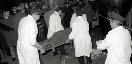 Los agentes se llevan a una de las víctimas del atentado de piazza Fontana. Milán, 12 de diciembre de 1969