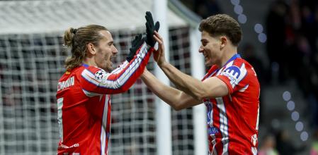 Griezmann y Julián Álvarez celebran un gol, esta noche en el Metropolitano