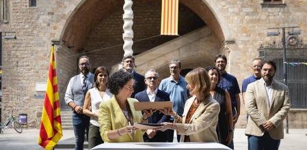La secretaria general de ERC, Marta Rovira, y la viceprimera secretaria del PSC, Lluïsa Moret, firman el acuerdo de investidura de Salvador Illa