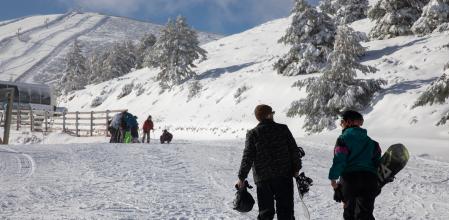 La estación de esquí de Valdesquí, en Rascafría, Madrid, tenía varias pistas cerradas el pasado viernes, pero el fin de semana, la zona se ha cubierto de nieve.&nbsp;