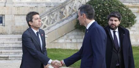 El presidente del Gobierno, Pedro Sánchez (c), saluda al presidente de la Generalitat Valenciana, Carlos Mazón (i), e&nbsp;