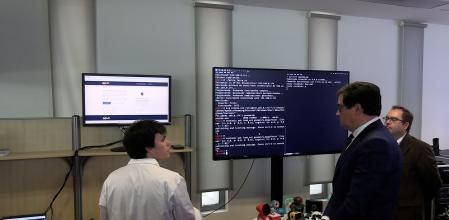 El ministro López durante una demostración de ciberataque a un juguete celebrada este viernes en la sede del Incibe.