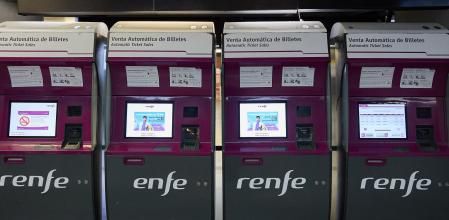 Máquinas para la compra de billetes con motivo de la segunda fase de la operación Salida por Semana Santa en la Estación de Atocha, a 27 de marzo de 2024, en Madrid (España). Renfe ha dispuesto más de 4.000 trenes de AVE, Avlo, Alvia, Euromed, Intercity y Media Distancia para viajar durante los próximos días, de forma que se han ofrecido más de 2,5 millones de plazas en trenes comerciales. Como en el caso del tráfico por carretera, los días de mayor demanda coinciden con el inicio y el regreso de las fiestas, miércoles 27 y jueves 28 de marzo; y domingo 31 de marzo y lunes 1 de abril.
