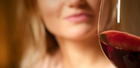 ¿Qué cantidad de vino tinto es recomendable tomar al día?