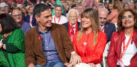 El Presidente del Gobierno, Pedro Sánchez, y su esposa Begoña Gómez durante la clausura del 41º Congreso Federal del PSOE en el Palacio de Congresos y Exposiciones. A 1 de diciembre de 2024, en Sevilla, Andalucía (España). El 41º Congreso Federal del PSOE concluye en Sevilla con su jornada de clausura celebrada en Fibes. Durante el evento, se trazaron las líneas estratégicas del partido para los próximos años, destacando el compromiso con las políticas sociales, la igualdad y la sostenibilidad. La clausura contó con la presencia de destacados líderes socialistas y delegados de todo el país.