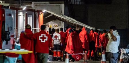 Llega una embarcación irregular a Gran Canaria con 39 migrantes, de los que ocho fueron trasladados al hospital


Una embarcación irregular ha arribado durante la pasada madrugada a Gran Canaria con un total de 39 ocupantes en su interior, de los que ocho tuvieron que ser trasladados el hospital.

Leer más: https://www.europapress.es/islas-canarias/noticia-llega-embarcacion-irregular-gran-canaria-39-migrantes-ocho-fueron-trasladados-hospital-20241215094149.html?utm_campaign=smartclip_social&utm_medium=Social&utm_source=Twitter

(c) 2024 Europa Press. Está expresamente prohibida la redistribución y la redifusión de este contenido sin su previo y expreso consentimiento.