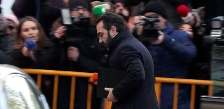 El presunto conseguidor del caso Koldo, el empresario Víctor de Aldama, ha llegado este lunes puntual a su cita ante el Tribunal Supremo, donde está citado para declarar como investigado después de acusar en varias ocasiones al exministro de Transportes José Luis Ábalos de cobrar comisiones.