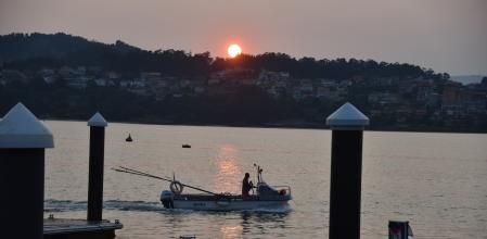 Un pescador sale a faenar, a las 8:10 de la mañana, cuando sale el sol.