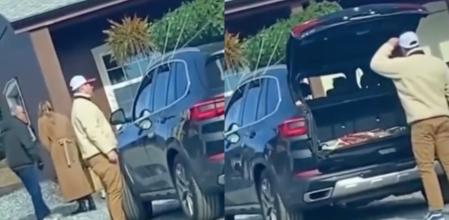 La surrealista solución de un hombre para llevar el árbol de Navidad en el coche que deja a la gente sin palabras: 