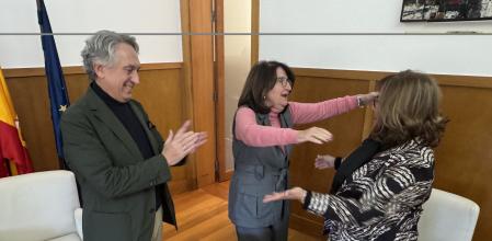 El rector en funciones, Juan Mora; la rectora electa, Amparo Navarro y la secretaria general, Esther Algarra en el momento en que han conocido la sentencia.