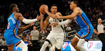 Giannis ante Shai y Darius Bazley
