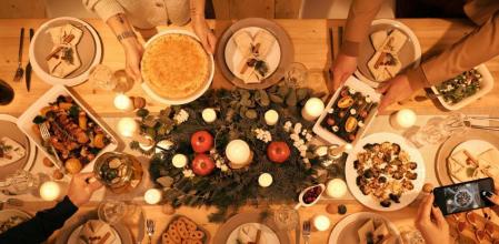 Las grandes comidas pueden provocarnos gastritis.