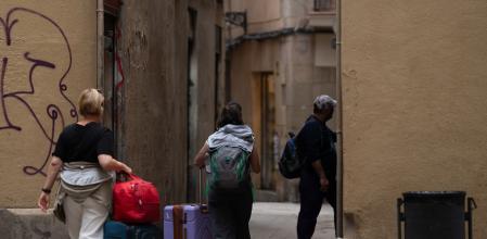 Turistas dirigiéndose a su alojamiento en el centro histórico de Barcelona&nbsp;