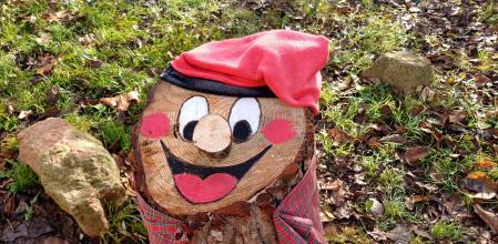 Un tió bien abrigado durante la Fiesta del Tió de Mura