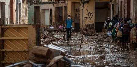 Varias personas en una de las zonas afectadas por la DANA, a 8 de noviembre de 2024, en Paiporta, Valencia, Comunidad Valenciana (España). Diez días después de la tragedia, los servicios de emergencia apuran hasta el límite la búsqueda de desaparecidos por la DANA en Valencia. El número de víctimas mortales se mantiene en 219 y los desaparecidos por el momento, son 78. Hoy, el Gobierno ha anunciado que el próximo Consejo de Ministros aprobará nuevas ayudas para los afectados de la DANA, que se van a poder devolver en cinco o siete años.