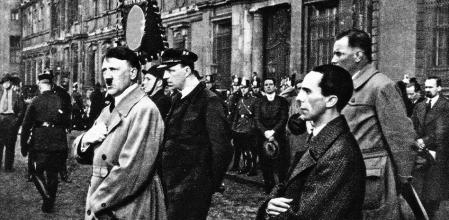 Hitler y Goebbels (dcha.) en un desfile en Berlín en 1930