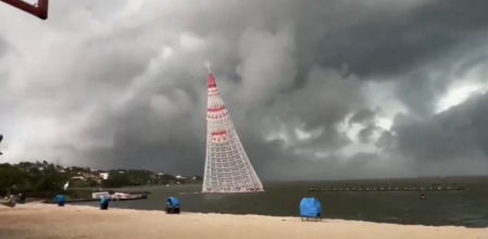 El derrumbe de un árbol gigante de Navidad deja un fallecido y varios heridos en Brasil