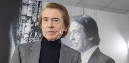 El cantante y actor español, Miguel Rafael Martos Sánchez, más conocido como Raphael, durante la presentación de su álbum ‘Ayer... aún’, en las oficinas de Universal, a 22 de noviembre de 2024, en Madrid (España).  Raphael rinde homenaje a la canción francesa, realizada por artistas como Gilbert Bécaud, Charles Aznavour, Jacques Brel y Édith Piaf, en un álbum llamado ‘Ayer... aún’. Su álbum número 86, compuesto por trece temas, fue realizado al estilo de antaño, en los Estudios Meudon de París bajo la producción de Jacobo Calderón, con los músicos tocando juntos a la vez en el estudio.