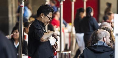 Fotografia de jovenes inmigrantes trabajando en Barcelona. Para Dinero , Economia. Inmigracion , trabajo , camarero . Barcelona, 06/11/2015. Foto: Luis Tato