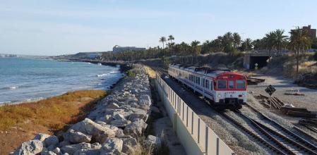 Imagen del tren que circula por las vías de la costa sur de Alicante, entre San Gabriel y Aguamarga.