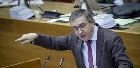 El conseller José Antonio Rovira, en el pleno de Les Corts