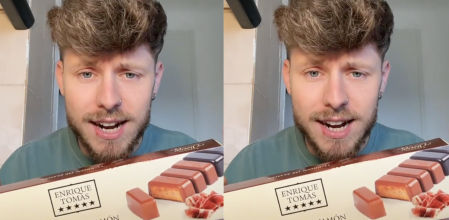 Luis probando el turrón de sabor jamón