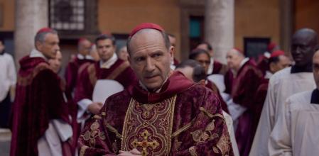 Ralph Fiennes, en una escena de 'Cónclave'