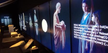 El MARQ ha desplegado un alarde de medios audiovisuales para mostrar 'Ciudades de Luz: Ákra Leuké, Lucentum, Laqant', con fondos propios y cesiones de numerosos museos españoles.