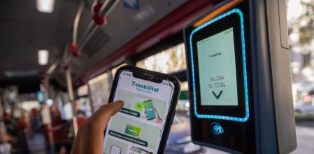 La aplicación de la T-Mobilitat sigue en los teléfonos pero ya no se puede descargar la cartera que se utilizaba para validar la tarjeta