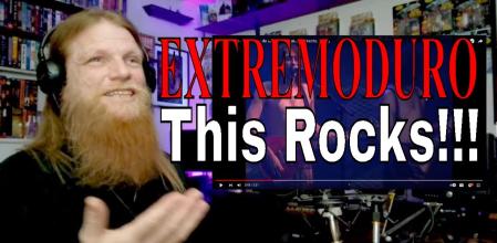 El productor reacciona a las canciones de la banda española