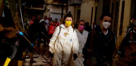 Voluntarios en Paiporta tras la dana en imagen de archvivo&nbsp;