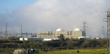 ALMARAZ (CÁCERES), 17/12/2024.- Una treintena de alcaldes y ediles del entorno de la central nuclear de Almaraz (CNA) se han concentrado este martes a las puertas de la planta extremeña para reclamar, 