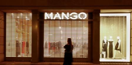 People walk past a Mango store at Passeig de Gracia avenue, after the founder and owner of the fashion empire Mango, Isak Andic, died on Saturday, in Barcelona, Spain, December 15, 2024. REUTERS/Bruna Casas