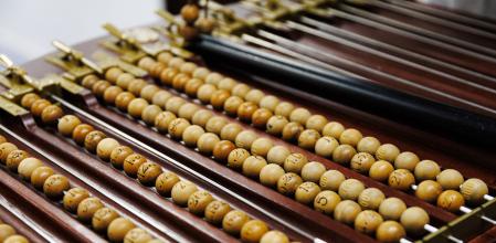 Bolas de lotería durante el ensayo del Sorteo Extraordinario de la Lotería de Navidad, en el colegio de San Ildefonso, a 11 de diciembre de 2024, en Madrid (España). Los niños de San Ildefonso son muy populares en España dado que llevan más de dos siglos cantando los números de la Lotería Nacional, ya que el primer sorteo en el que tomaron parte como extractores fue el del 9 de marzo de 1871. Desde entonces, para actuar en los sorteos de la Lotería, se selecciona a aquellos alumnos que tienen buen timbre de voz y pronunciación clara, a los que se ejercita para la fácil y rápida lectura de los números y se les enseña en el manejo de las bolas de los sorteos mediante ensayos continuos con material que la Lotería Nacional tiene a disposición del colegio.